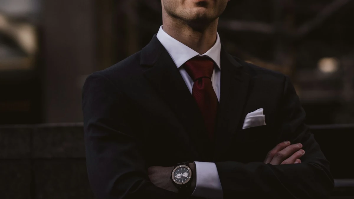 Homem tranquilo e focado a escrever no telemóvel sem stress